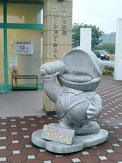 タキシードに身を包み、マイク片手に熱唱中。
