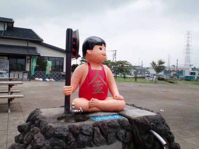 まさかり片手に、胡坐をかいて寛ぎ中。