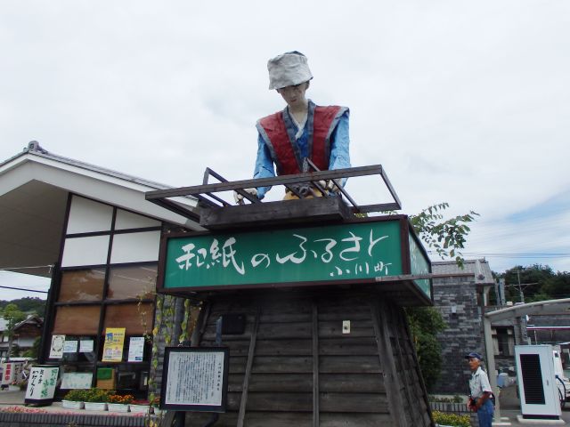 紙漉き桁を繰る女工さん。