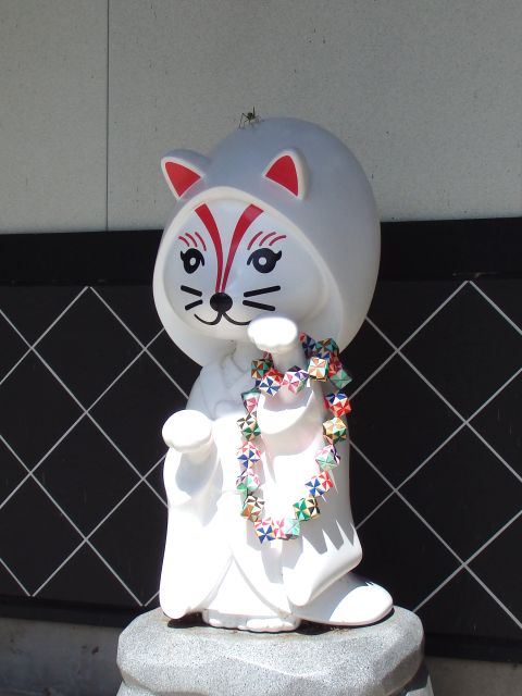白無垢姿の、狐化粧のお嫁さん。狐耳まで生えてる。