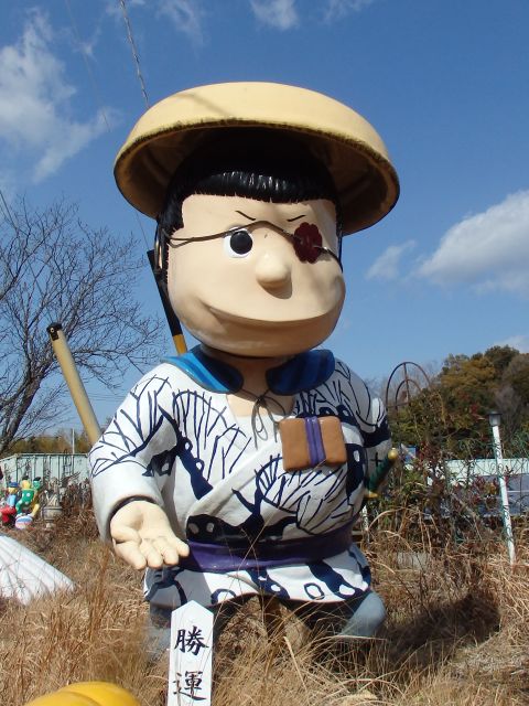 トレードマークの眼帯を着けた、森の石松。侠客特有の「お控えなすって」の姿勢を取っている。
