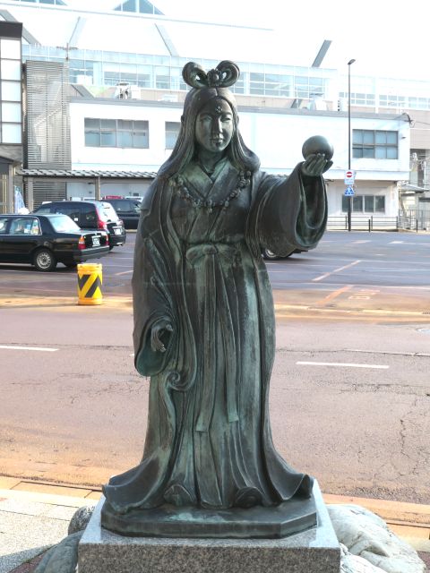 翡翠玉を掌に乗せ持つ奴奈川姫像。