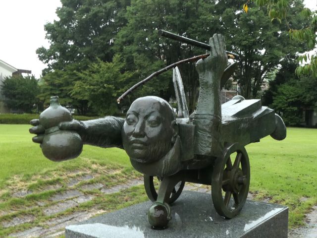 徳利を手に矢のような速さで酒屋を目指す常念坊像。