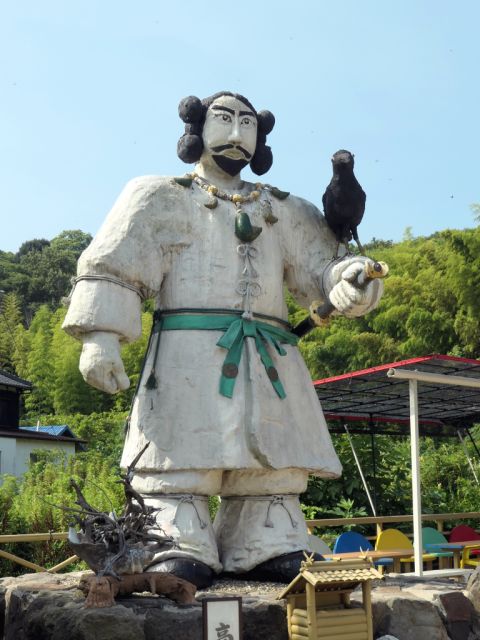 住民手作りの神武天皇と八咫烏像。
